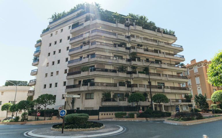 BEVERLY PALACE - STUDIO AVEC JARDIN PRIVATIF